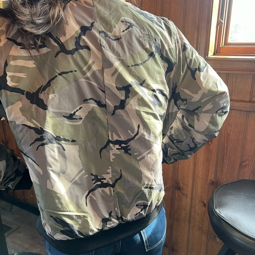 The North Face Woman's Barstol Bomber Jacket Full Zip Quilted Camo Size L  cute! - Picture 10 of 14